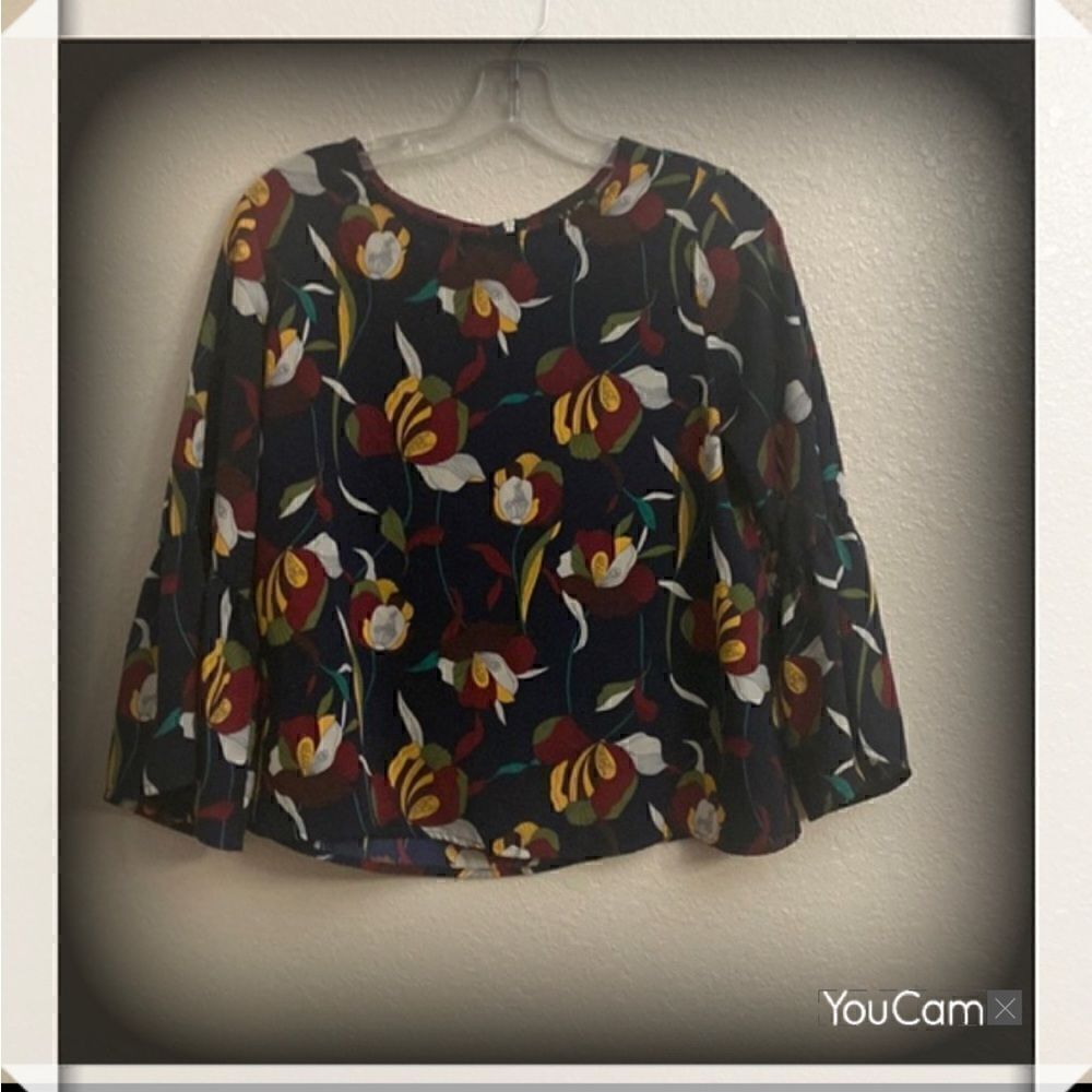 🌹🌸🌺W5 Concepts Bell Sleeve
Floral Blouse 